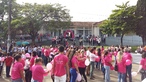 Alunos, funcionrios e professores das escolas estaduais/municipais, secretariais municipais e comunidade em geral participando da passeata.