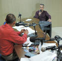 Professor Luiz Alberto Ogibowski diretor do Colgio Maria de Jesus do Guar concede entrevista  rdio Difusora.