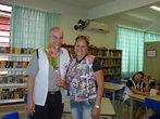 Servivores receberam flores em homenagem ao Dia do Funcionrio de Escola. Na foto, com o diretor, Euclides Freese.