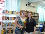 Servivores receberam flores em homenagem ao Dia do Funcionrio de Escola. Na foto, com a diretora auxiliar, professora Marilys.