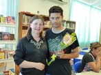 Servivores receberam flores em homenagem ao Dia do Funcionrio de Escola. Na foto, com a diretora auxiliar, professora Marilys.
