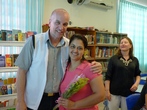 Servivores receberam flores em homenagem ao Dia do Funcionrio de Escola. Na foto, com o diretor, Euclides Freese.